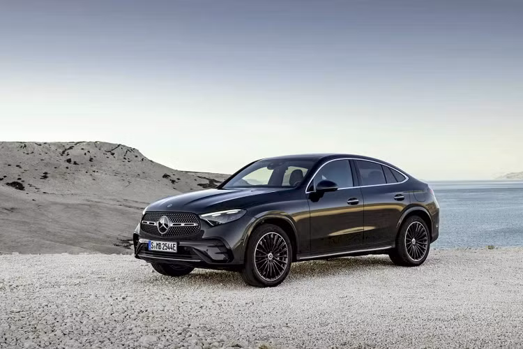  Mercedes-Benz GLC Coupe 2023 mới thế hệ thứ 2 chia sẻ chung nền tảng với GLC SUV tiêu chuẩn nhưng sở hữu kiểu dáng thiết kế cá tính hơn và được bổ sung hệ truyền động hybrid. Mặt trước của Mercedes-Benz GLC Coupe mới không khác nhiều so với bản SUV, chỉ trừ đường mái dốc và đuôi xe được thiết kế lại hoàn toàn để tạo khác biệt.
