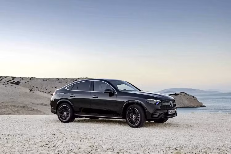 Nội thất xe y hệt như GLC SUV tiêu chuẩn với cụm đồng hồ kỹ thuật số 12,3 inch, màn hình HUD màu và màn hình cảm ứng 11,9 inch sử dụng phiên bản mới nhất của hệ thống thông tin giải trí MBUX. Ngoài ra, xe còn có Hệ thống âm thanh vòm Burmester 3D 15 loa 710 watt tiêu chuẩn.