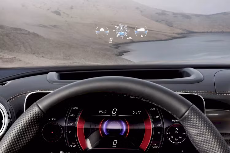 Do kích thước dài và rộng tương đương GLC SUV tiêu chuẩn nên GLC Coupe mới cũng đem lại cảm giác không gian rộng rãi không kém. Chỉ có 2 điểm khác biệt đáng chú ý: trần xe thấp hơn do bị vuốt thấp dần về phía đuôi, nhưng bù lại cửa sổ toàn cảnh còn dài hơn 6 cm mang nhiều ánh sáng vào cabin hơn.
