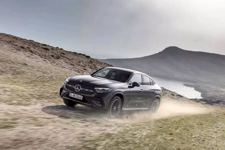Ở thời điểm hiện tại, Mercedes-Benz chỉ công bố hình ảnh chiếc GLC Coupe được trang bị gói AMG Line với lưới tản nhiệt Panamericana, cản thể thao và bánh xe hợp kim 19 inch. Đây là trang bị tiêu chuẩn ở thị trường Mỹ.
