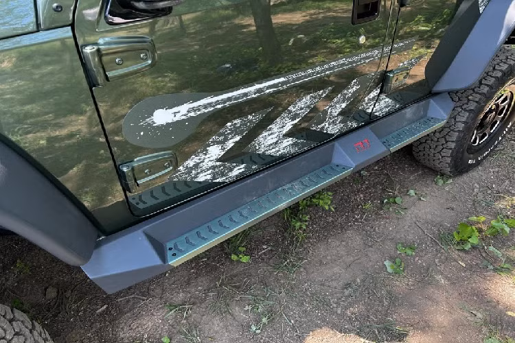 Tiếp đó là việc xe địa hình Beijing BJ40 Rainforest Crossing Edition được trang bị thêm hốc hút gió phía trên nắp động cơ, tấm chắn trước bằng kim loại và bậc lên xuống cũng được giữ lại. Thay đổi tiếp theo của chiếc xe Beijing BJ40 Rainforest Crossing Edition 2023, cũng là quan trọng nhất chính là việc tăng độ chắc chắn cho giá đỡ lốp dự phòng phía sau.