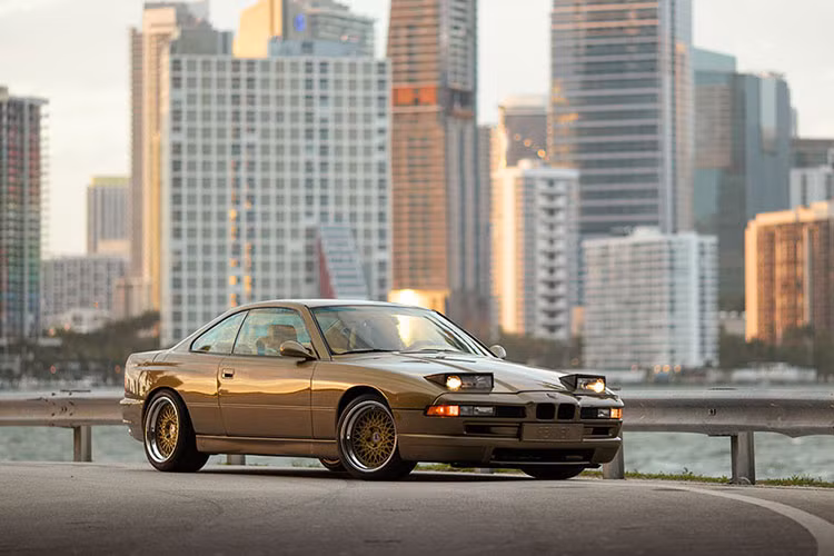BMW 850i E31 được sản xuất từ 1990-1999 với doanh số đạt 30.609 chiếc trên toàn cầu. BMW 850i có cơ cấu 2+2 chỗ ngồi, nhưng hàng ghế sau chỉ phù hợp cho trẻ em.