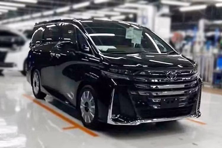 Phiên bản hybrid của Alphard 2024 cũng được trang bị hệ dẫn động 1 cầu hoặc 2 cầu E-Four. Hệ truyền động hybrid của Toyota Alphard 2023 mới cũng chính là loại hiện đang được dùng cho SUV hạng sang Lexus NX350h thế hệ mới. Hệ truyền động này tạo ra công suất tổng cộng 239 mã lực. Trong số những thị trường sẽ đón nhận Toyota Alphard thế hệ mới, dự kiến sẽ có cả Việt Nam.