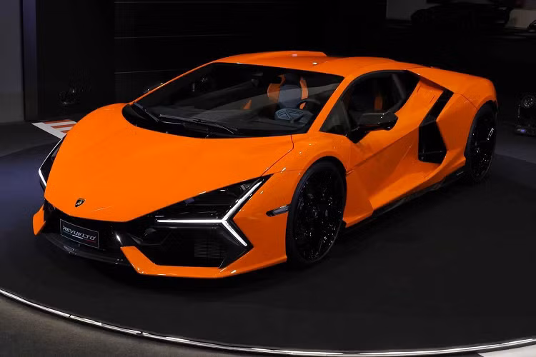 Phần đuôi xe có bổ sung cánh gió có thể chỉnh tay hoặc tự động. Với Revuelto, Lamborghini ra mắt Cuộc đua Không gian mới, mở ra ngôn ngữ thiết kế thích nghi với những thách thức do điện khí hóa áp đặt và tỷ lệ của những chiếc siêu xe thể thao trong tương lai gần. Chữ "Y" cũng là dấu ấn của thiết kế nội thất hướng đến người lái theo triết lý "cảm giác như một phi công".