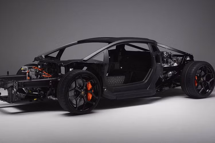 Sức mạnh của Lamborghini Revuelto đến từ cụm động cơ V12 dung tích 6.5L được nâng cấp từ người đàn anh Aventador V12 sản sinh công suất 813 mã lực và mô-men xoắn 725 Nm. Thông số này giúp Revuelto mạnh nhất trong các anh em Lamborghini và vượt mặt đàn anh LP780-4 Ultimae.
