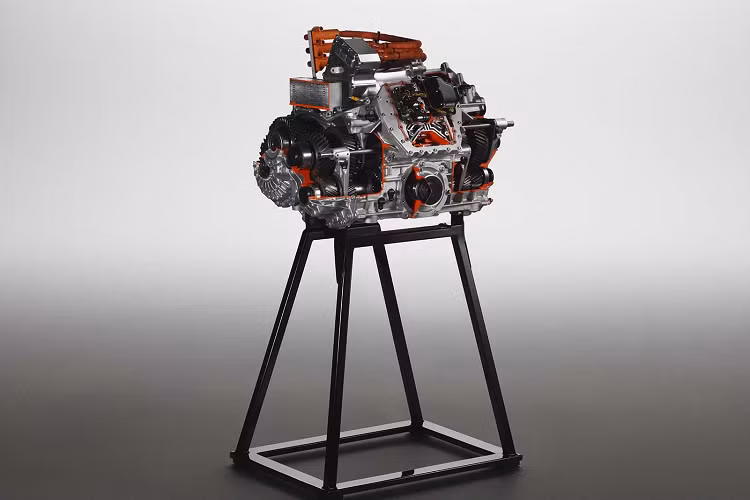 Stephan Winkelmann, Chủ tịch và Giám đốc điều hành Lamborghini cho biết: "Revelto mới là cột mốc quan trọng trong lịch sử của Lamborghini và là một trụ cột quan trọng trong chiến lược điện khí hóa Direzione Cor Tauri của chúng tôi.