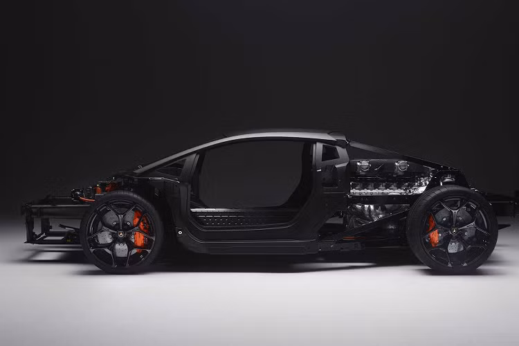 Việc sử dụng rộng rãi sợi carbon và vật liệu nhẹ, kết hợp với công suất động cơ mạnh mẽ, góp phần đạt được tỷ lệ trọng lượng trên công suất tốt nhất trong lịch sử Lamborghini: 1,75 kg/mã lực.