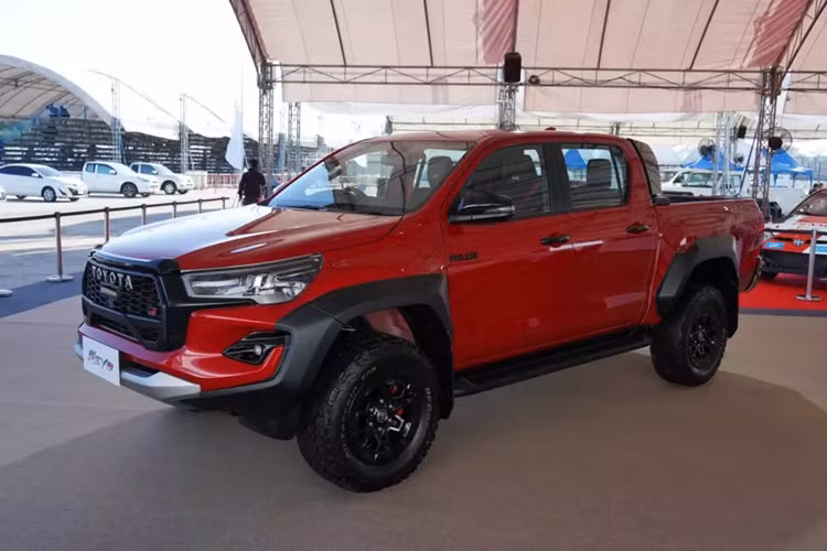 Điểm nhấn của Toyota Hilux GR Sport 2024 nằm ở bên dưới nắp ca-pô. Tại đây, xe được trang bị động cơ diesel 4 xi-lanh, tăng áp, dung tích 2.8L quen thuộc nhưng tạo ra công suất tối đa 224 mã lực và mô-men xoắn cực đại 550 Nm. So với bản thường, động cơ của Toyota Hilux GR Sport 2024 mạnh hơn 10%.