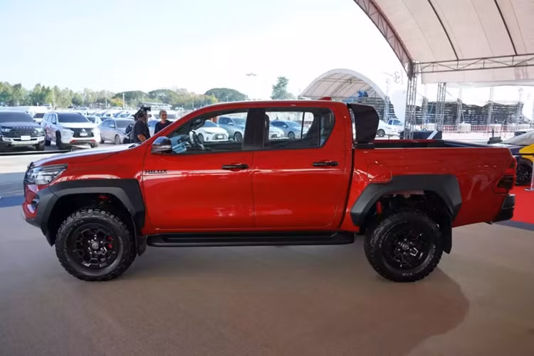 Để cải thiện hiệu suất vận hành của Hilux GR Sport mới, hãng Toyota đã bổ sung giảm xóc trụ đơn KYB với lực giảm chấn cao hơn và có khả năng tản nhiệt, đi kèm lò xo trụ cứng hơn. Những thay đổi này giúp giảm góc lật, tăng cường độ chính xác khi đánh lái và cải thiện sự ổn định cho xe.
