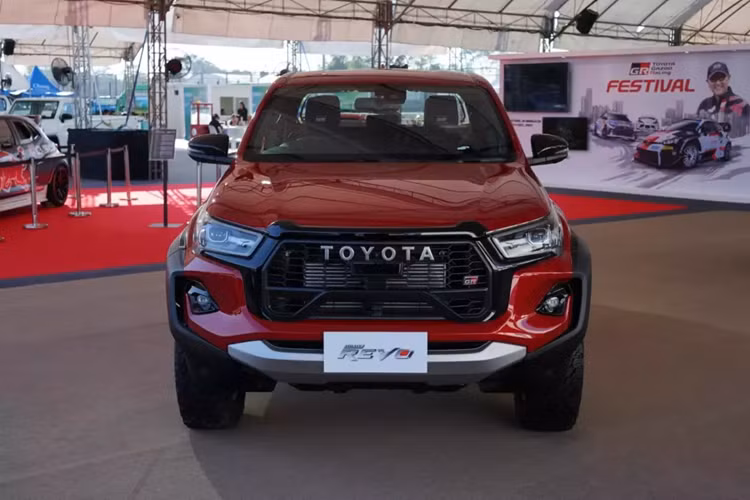 Theo kế hoạch, mẫu xe bán tải Toyota Hilux GR Sport mới sẽ được bán ra ở thị trường Thái Lan vào năm sau như đối thủ của Ford Ranger Raptor. Hiện chưa rõ hãng Toyota có kế hoạch bán phiên bản hiệu suất cao của dòng xe bán tải Hilux tại Việt Nam hay không.