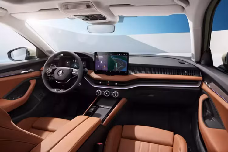 Không chỉ tiện nghi hơn, nội thất của Skoda Superb 2024 còn được khẳng định là rộng rãi hơn nếu tính về khoảng không gian trên đầu hành khách và khoang hành lý. Cụ thể, phiên bản sedan của xe có thể tích khoang hành lý đạt 645 lít trong khi con số tương ứng của bản station wagon là 690 lít.