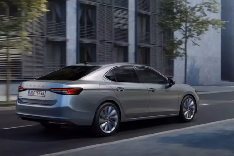 Đúng như truyền thống của thương hiệu Skoda, Superb mới có khá nhiều tùy chọn động cơ, từ máy xăng, máy dầu cho đến plug-in hybrid. Trong đó, động cơ plug-in hybrid chỉ dành cho phiên bản station wagon. Theo kế hoạch, hãng Skoda sẽ chính thức bán Superb thế hệ thứ 4 ở thị trường châu Âu vào quý I năm sau.