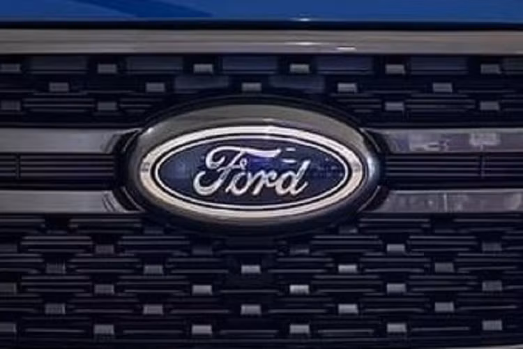 Trang bị an toàn của Ford Ranger Sport AT 4x4 2023 thua kém khá nhiều so với bản Wildtrak khi chỉ có 6 túi khí, camera lùi, hệ thống chống bó cứng phanh ABS, phân bổ lực phanh điện tử EBD, cân bằng điện tử, kiểm soát lực kéo, hỗ trợ khởi hành ngang dốc, hệ thống ngăn lật xe và hệ thống kiểm soát hành trình.