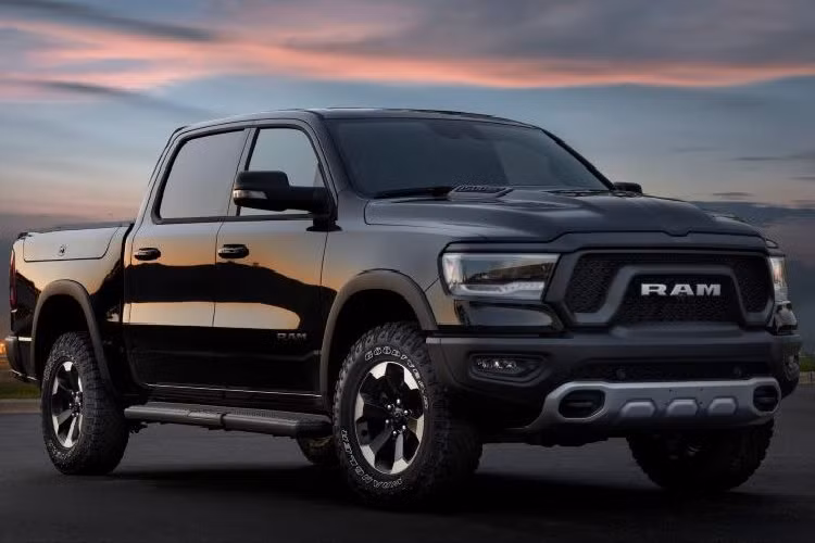 Tại thị trường Mỹ, RAM 1500 Rebel 2023 còn có tuỳ chọn máy V6 3.6L nhỏ hơn. Bản này có công suất 305 mã lực và mô-men xoắn 365 Nm. Có thể thấy Ram khá ưu ái khách Việt khi nhập về bản động cơ dung tích lớn. Tuy nhiên, mức thuế cho Ram 1500 với động cơ lớn cũng sẽ khá cao.
