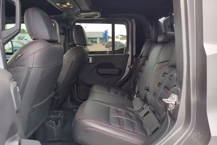 Đại lý Chevrolet đang đưa ra mức giá xe Rezvani Hercules 6x6 là 249,995 USD (tương đương khoảng 6 tỷ đồng), như vậy nó đắt gấp khoảng 6,5 lần giá khởi điểm của một chiếc Jeep Gladiator.