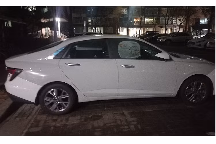 Không chỉ tăng kích thước, Hyundai Accent 2023 còn lột xác về mặt thiết kế ngoại thất. Theo đó, mẫu xe này được bổ sung lưới tản nhiệt hình thang ngược rộng hơn trước với mắt lưới mới. Bên cạnh là hệ thống đèn 2 tầng mới với dải đèn LED định vị ban ngày nằm vắt ngang, ôm lấy nắp capô, và đèn pha nhỏ gọn đặt phía dưới, cạnh lưới tản nhiệt.