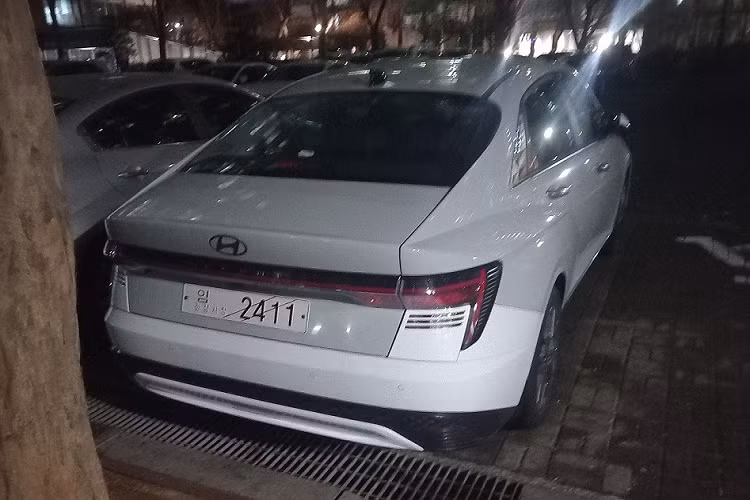 Đặc biệt, Hyundai Accent 2023 còn có gói công nghệ an toàn chủ động Hyundai Smartsense mới, mang đến những tính năng như hỗ trợ giữ làn đường, hệ thống kiểm soát hành trình thích ứng, phanh khẩn cấp tự động, cảnh báo tiền va chạm, cảnh báo điểm mù và cảnh báo phương tiện cắt ngang khi lùi.