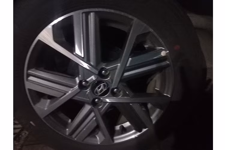 Cản trước của Hyundai Accent 2023 cũng được thay đổi thiết kế theo phong cách sắc sảo và góc cạnh hơn, tích hợp hốc đèn sương mù hình tam giác nằm dọc mới. Trong khi đó, logo của hãng Hyundai được đặt trên nắp capô thay vì trên lưới tản nhiệt như thế hệ cũ.Vòng sang bên sườn, chúng ta sẽ bắt gặp những đường dập gân và cắt xẻ phức tạp hơn, vành lazăng đa chấu thể thao cùng nẹp mạ crôm mới sau cột C.