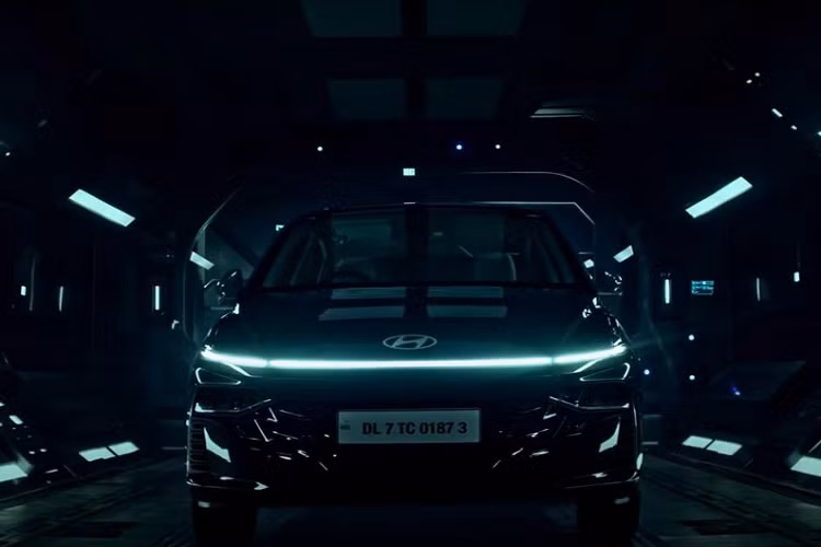 Chẳng bao lâu sau khi Honda giới thiệu phiên bản nâng cấp của dòng xe City ở thị trường Ấn Độ, Hyundai đã tung ra đoạn video "úp mở" đầu tiên dành cho Accent thế hệ mới. Ở thị trường Ấn Độ, mẫu sedan hạng B này được gọi bằng cái tên riêng là Verna. Đoạn video ngắn do hãng Hyundai tung ra chỉ cho thấy một số chi tiết thiết kế ngoại thất và nội thất của Accent.