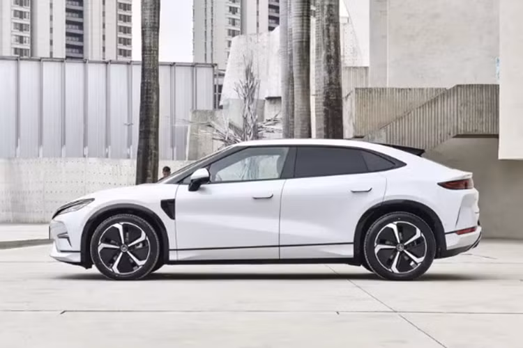 BYD Song L mang dáng dấp thể thao với trần cong và đuôi vuốt về phía sau. Đầu xe nổi bật với lưới tản nhiệt độc đáo và dải crôm giống “râu rồng” được nối từ đèn pha đến lưới tản nhiệt giúp chiếc xe nhìn bắt mắt và mới mẻ hơn. Xe cũng được trang bị cửa không viền, tay nắm cửa dạng ẩn đi cùng bộ mâm có kích thước 20 inch.