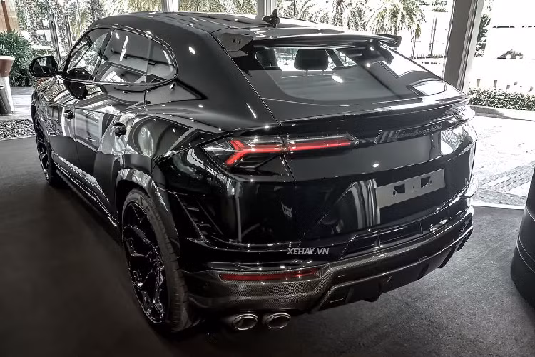 Việc ứng dụng nhiều vật liệu carbon khiến chiếc xe trở thành mẫu SUV hiệu năng cao có số lượng các bộ phận ứng dụng chất liệu sợi carbon nhiều nhất trong phân khúc, đồng thời giúp giảm 47kg trọng lượng so với nguyên bản năm 2017.