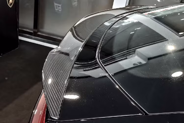 Ở phía sau, Lamborghini Urus Performante được trang bị cánh gió lấy cảm hứng từ siêu phẩm Aventador SVJ giúp gia tăng lực ép mặt đường lên phần sau xe đến 38%, đồng nghĩa lực ép mặt đường tổng thể xe tăng lên 8%. Đi cùng với đó là chi tiết cánh gió phụ thiết kế thanh mảnh được đặt dọc theo mép cốp xe. Phần cản sau cũng mang một số thay đổi khi sở hữu những đường khuếch tán gió đặt giữa hai bộ ống xả đôi chất liệu titanium đến từ thương hiệu Akrapovic ở hai bên.