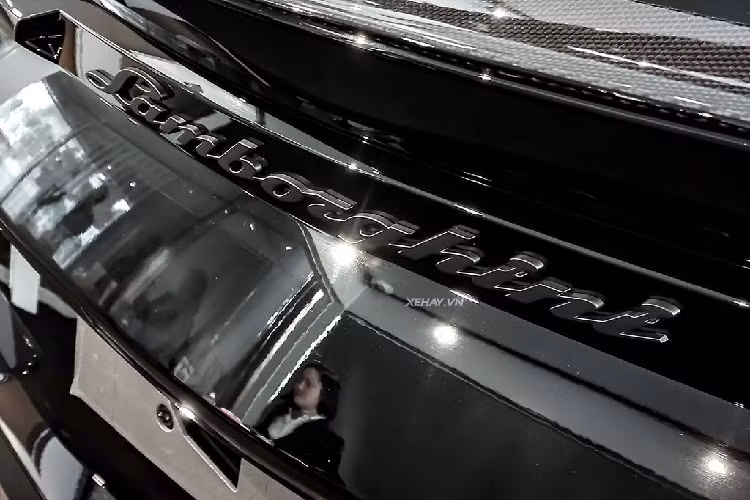 Gầm xe được hạ thấp 20 mm, trong khi chiều rộng cơ sở tăng 16 mm. Bên trong cabin, Lamborghini Urus Performante thứ hai tại Việt Nam có nội thất tông màu đen chủ đạo với điểm nhấn chỉ khâu màu đỏ, đi kèm một số chi tiết được ốp sợi carbon. Vô lăng là dạng 3 chấu thể thao, tích hợp nhiều nút bấm. Phía sau vô lăng là cụm đồng hồ kỹ thuật số được chia làm ba phần với một đồng hồ cỡ lớn ở chính giữa và hai đồng hồ nhỏ phía hai bên.