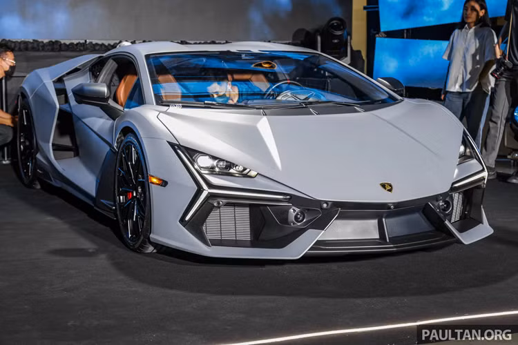 Là siêu xe thương mại đầu tiên của Lamborghini được trang bị hệ truyền động plug-in hybrid (PHEV), vì thế, Revuelto nhận được nhiều sự quan tâm, trong đó, siêu bò này dù vẫn dùng máy xăng V12 như các bản đàn anh nhưng lại nhẹ hơn 17 kg, đồng thời lại tạo ra công suất tối đa lớn hơn, đạt 825 mã lực tại tua máy 9.250 vòng/phút, cao hơn 125 mã lực so với Aventador.