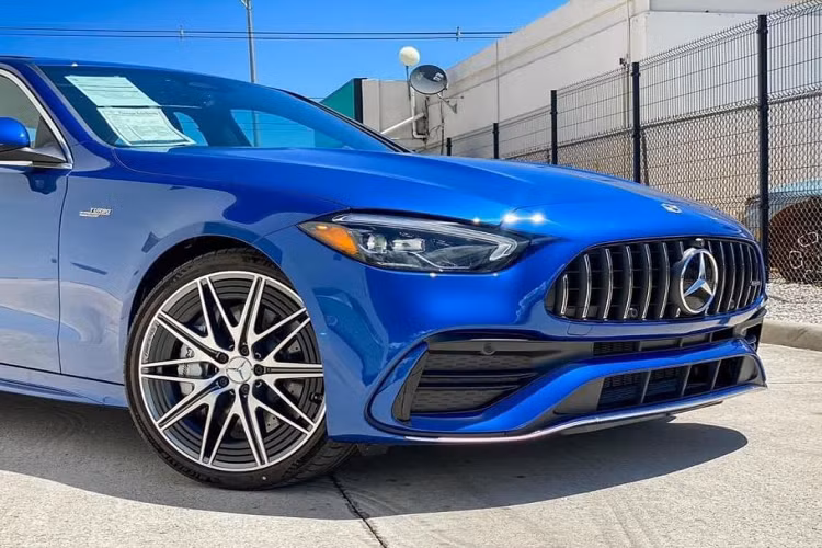 Mercedes-AMG C43 4Matic mang trên mình nét nhấn của dòng xe hiệu năng cao của AMG, đó chính là bộ lưới tản nhiệt trứ danh Panamericana đặc trưng với những thanh sọc dọc màu đen bóng rất cá tính và phong cách trên bộ cản trước đi kèm những hốc hút gió cỡ lớn.