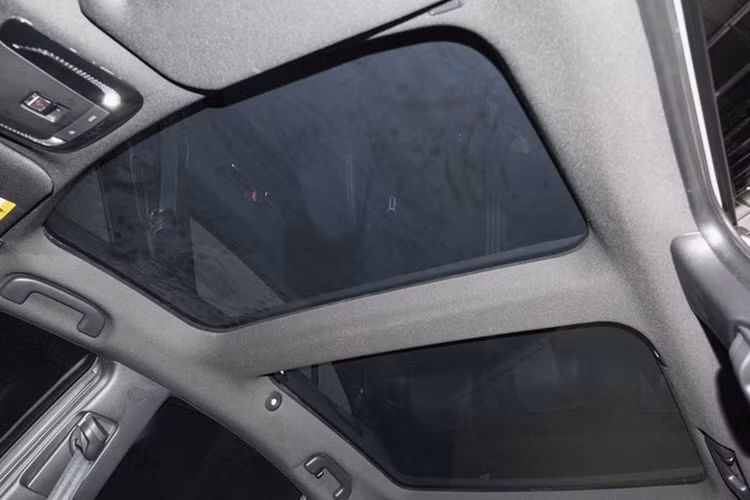 Tương tự ngoại thất, Camry thế hệ thứ 9 ở Trung Quốc cũng có những thay đổi ở cabin so với xe ở xứ sở cờ hoa. Theo đó, bảng đồng hồ kỹ thuật số 7 inch được thiết kế lại, trong khi màn hình thông tin giải trí 8 inch được đặt nổi trên bảng táp-lô. Nút bấm cảm ứng trên ốp gỗ và bảng điều khiển trung tâm thiết kế mới.