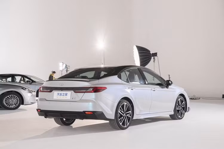 Bên cạnh đó, các phiên bản Toyota Camry 2025 XLE và XSE còn được bổ sung gói tùy chọn Premium Plus với các tính năng nâng cao như hỗ trợ kẹt xe, cảnh báo phương tiện cắt ngang phía trước, hỗ trợ chuyển làn, màn hình quan sát toàn cảnh, hỗ trợ đỗ xe phía trước/sau và phanh tự động.