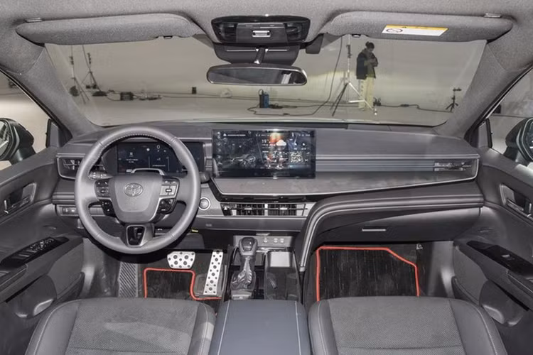 Ngoài những thay đổi trên, về cơ bản phom dáng của Toyota Camry 2025 tại thị trường tỷ dân vẫn giống với xe ở Mỹ. Bên trong cabin, nội thất của Toyota Camry 2025 đã được nâng cấp đáng kể so với thế hệ trước.