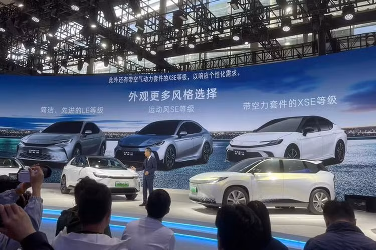 So với xe ở Mỹ, Toyota Camry 2025 tại Trung Quốc sẽ có những điều chỉnh về mặt thiết kế để phù hợp với thị hiếu người tiêu dùng tại khu vực này. Theo đó, cụm đèn pha được thay đổi thiết kế, viền cản dưới được chuyển sang màu đen bóng và vị trí của cảm biến khoảng cách đỗ xe phía trước cũng được thay đổi.