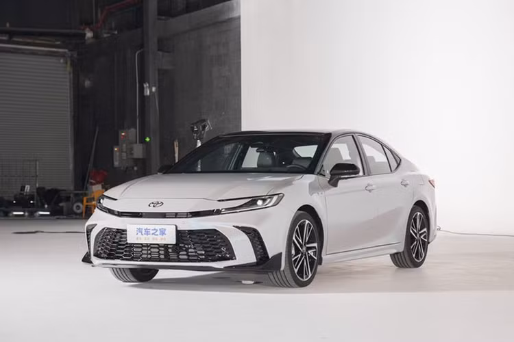 Vào ngày 17 /11 vừa qua, Triển lãm ô tô Quảng Châu 2023 đã chính thức khai mạc và gian hàng GAC Toyota đã mang đến cho người tiêu dùng mẫu xe Camry thế hệ thứ 9 hoàn toàn mới. Tại Trung Quốc, Toyota Camry 2025 mới vẫn được phân phối 4 phiên bản gồm LE, SE, XLE và XSE với các gói trang bị khác nhau.