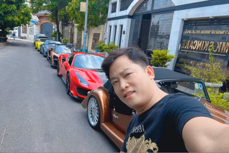 Theo như chia sẻ của đại gia Hoàng Kim Khánh, anh còn 7 chiếc xe đang để ở công viên phải chịu cảnh dãi nắng dầm mưa nên rất xót. Đến đây, không ít người mới hiểu câu nói người giàu cũng có cái khổ tâm riêng.