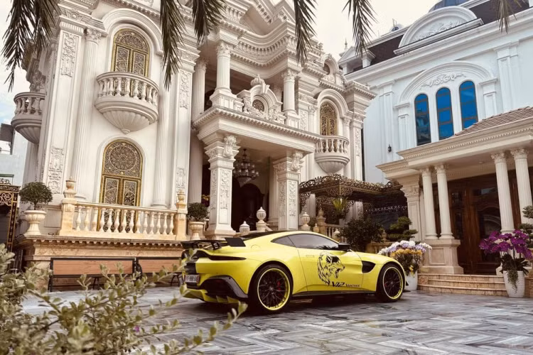 Như vậy, các xe còn thiếu là Bentley Mulsanne EWB, Bentley Bentayga V8 bản 100 năm, siêu xe Lamborghini Aventador S LP740-4, BMW 420i, Cadillac Escalade và xe siêu sang Bentley S2 Continental Flying Spur... Tổng giá trị cho dàn xe của Hoàng Kim Khánh ước tính trên 300 tỷ đồng.