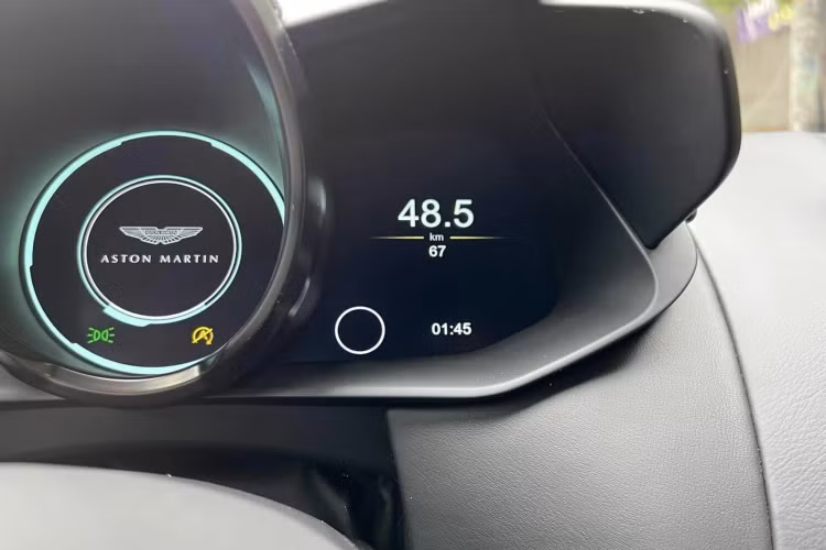 Đằng sau xe Aston Martin Vantage 007 Edition có ống xả kép thay cho ống xả đơn của Aston Martin Vantage và quan trọng là xe có sẵn trang bị ván trượt tuyết cũng như khung cố định giá trượt tuyết, nếu cảm thấy vướng, chủ xe hoàn toàn có thể tháo rời, để ở nhà hoặc khoang hành lý xe.