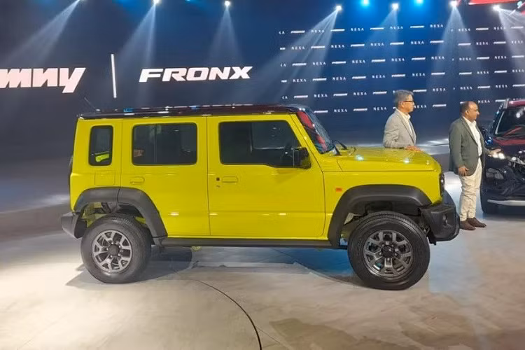 Đúng như hình ảnh rò rỉ từ trước đó, mẫu xe SUV Suzuki Jimny 5 cửa sở hữu ngoại hình không khác biệt nhiều so với phiên bản 3 cửa. Khác biệt lớn nhất của Suzuki Jimny 5 cửa chính là có thêm 2 cửa phía sau. Ngoài ra, khu vực phía sau cửa cũng là trang bị mới của mẫu SUV này. Kính cửa sổ nằm dọc của xe được bao quanh bằng cột dày dặn.