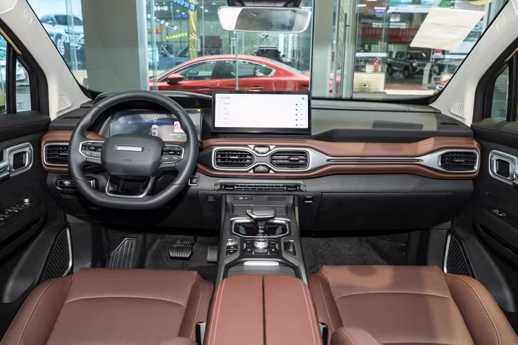 Ở đuôi xe, Radar RD6 phiên bản Business Edition khác hẳn những chiếc xe bán tải trước đây, sử dụng thiết kế đèn hậu nằm ngang, gần với thiết kế của xe du lịch hơn, đèn hậu tạo hình chữ X, độc đáo hơn khi thắp sáng vào ban đêm. Các đèn được nối với nhau và tạo thành đèn hậu kiểu xuyên suốt.