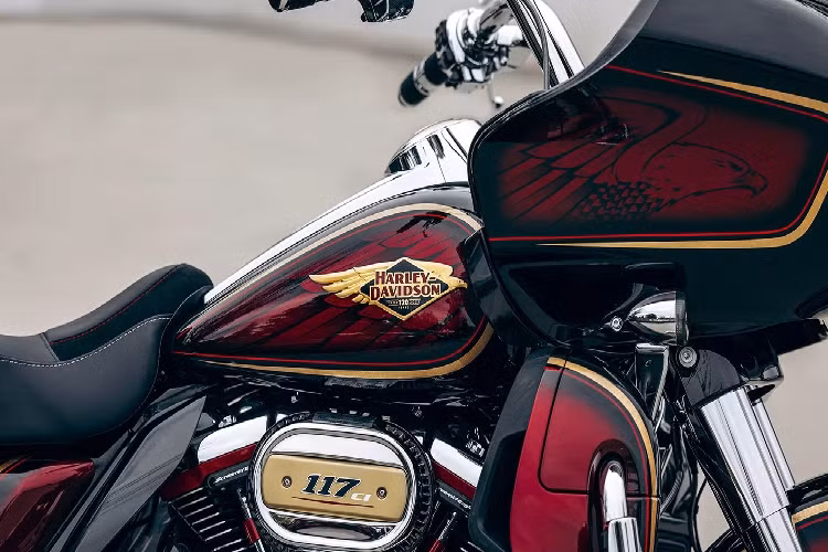 Yên xe bọc Alcantara với đường khâu và logo được hoàn thiện với vẻ ngoài đặc biệt cho CVO Road Glide Ngoài tông màu sơn và trang trí, Harley-Davidson bản kỷ niệm 120 năm không khác biệt về thông số kỹ thuật so với các bản thường tương đương.