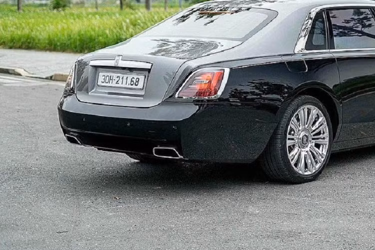 Rolls-Royce Ghost thế hệ mới cũng được trang bị khối động cơ xăng V12, tăng áp kép, dung tích 6.75 lít như bản cũ nhưng sản sinh ra công suất tối đa 563 mã lực, tăng 1 mã lực còn mô-men xoắn cực đại được bơm thêm 70 Nm, lên con số 850 Nm.