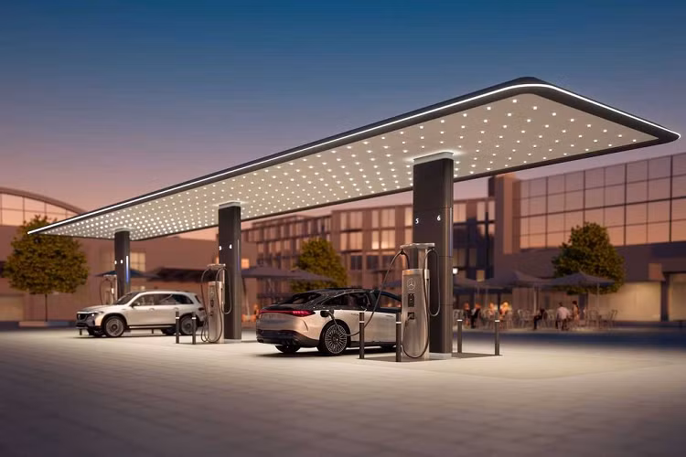 Bộ sạc của xe điện Mercedes-Benz sẽ được lắp đặt tại “các thành phố trọng điểm và trung tâm dân cư đô thị, gần các tuyến đường huyết mạch chính, các điểm đến dịch vụ và bán lẻ thuận tiện, bao gồm cả các đại lý của Mercedes-Benz.”