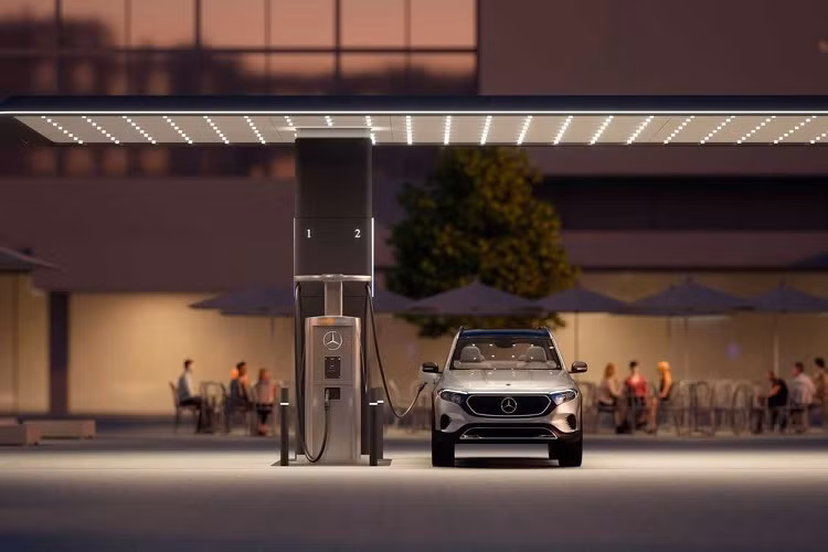 Mercedes-Benz nói rằng tất cả các thương hiệu xe hơi đều có thể sử dụng mạng lưới mới của họ, nhưng xe của hãng sẽ được ưu tiên khi đặt trước trạm sạc. Trên thực tế, công ty cho biết những chiếc xe điện tương thích sẽ có thể tự động đặt bộ sạc có sẵn thông qua hệ thống định vị mà người lái không cần phải làm bất cứ việc gì, ngoại trừ ra khỏi xe và cắm sạc.