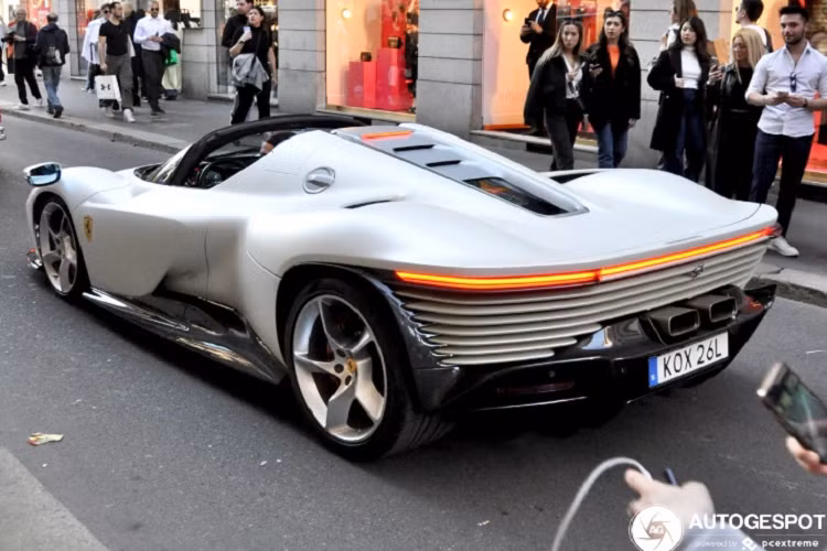 Các nhà thiết kế của Ferrari đã lấy cảm hứng từ hình dạng tròn trịa của những chiếc P3/4, P330 và 412P từng thống trị giải Daytona vào những năm 60, tuy nhiên chiếc hypercar hiện đại có kiểu dáng hầm hố và góc cạnh hơn. Chiếc Daytona SP3 của cầu thủ người Thụy Điển này được cá nhân hóa với ngoại thất sơn màu trắng mờ như Bianco Italia Opaco hay Bianco Fuji Opaco.