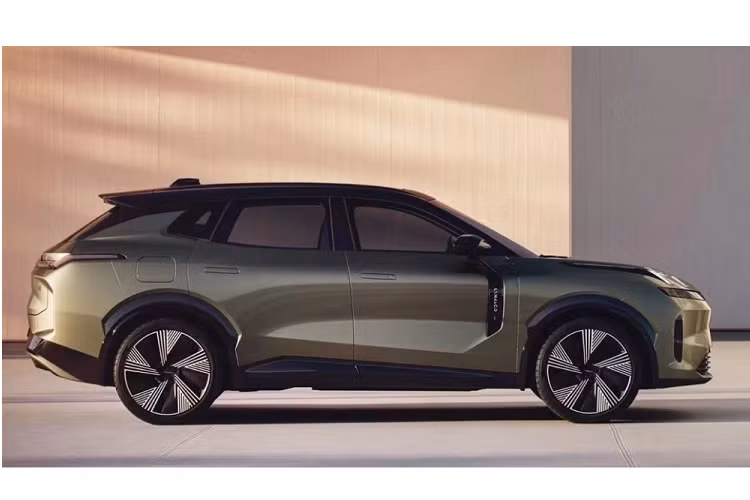 Đối với pin, Lynk &amp; Co 08 sẽ có bộ pin 39,6 kWh NMC phù hợp với phạm vi di chuyển sau 1 lần sạc đầy theo chu trình CLTC của Trung Quốc lên đến 245 km. Nếu được đổ đầy bình xăng, hệ truyền động PHEV của xe sẽ có phạm vi hoạt động kết hợp là 1.400 km.