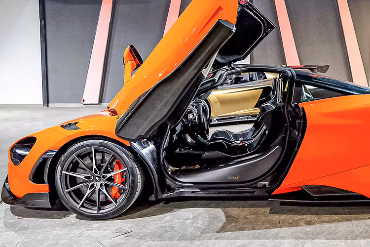 McLaren 765LT Spider chính là phiên bản giới hạn sản xuất của dòng xe mui trần McLaren 720S Spider rất được các đại gia Việt yêu thích khi đã nhập về nước gần 12 chiếc. Mức giá xe McLaren 765LT Spider tại Việt Nam khoảng hơn 36 tỷ đồng.