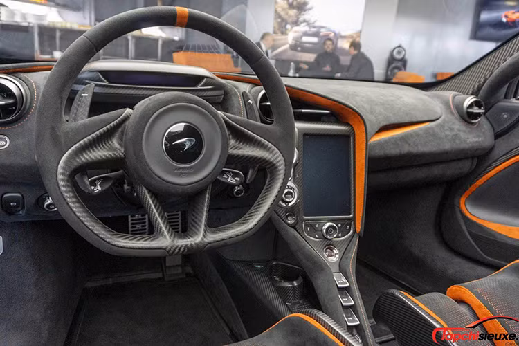 So với bản tiêu chuẩn, McLaren 765LT Spider có cản va trước và sau thiết kế lại, sẽ bằng nhựa cao cấp sơn đen hoặc là tùy chọn carbon, bên hông xe có thêm các điểm nhấn như vòm bánh xe tích hợp khe gió bằng carbon, nẹp sườn mới và bộ mâm xe có khắc logo 765LT.