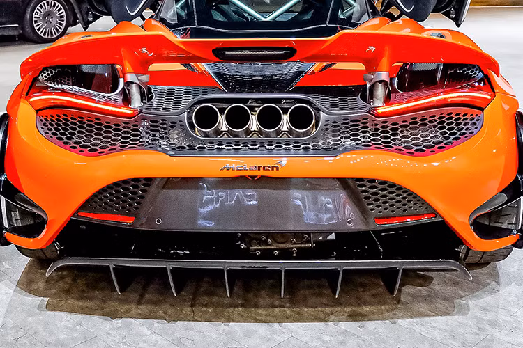 McLaren 765LT Spider vẫn đến từ khối động cơ V8, dung tích 4.0 lít, tăng áp kép như bản tiêu chuẩn nhưng được giảm tốc độ tối đa, tăng công suất, cụ thể siêu xe mui trần giới hạn McLaren 765LT Spider lại sản sinh công suất tối đa 755 mã lực, tăng 45 mã lực so với 720S Spider tại vòng tua máy 7.500 vòng/phút và mô-men xoắn cực đại 800 Nm tại tua máy 5.500 vòng/phút.