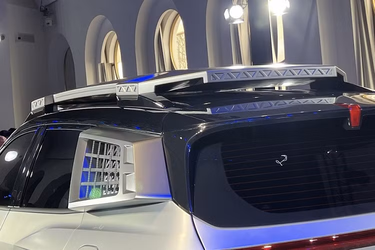 Trên chiếc xe concept này có hàng loạt chi tiết được trang trí bằng họa tiết hình tam giác như cản trước, cản sau, bệ bước chân, ốp cửa và giá nóc.