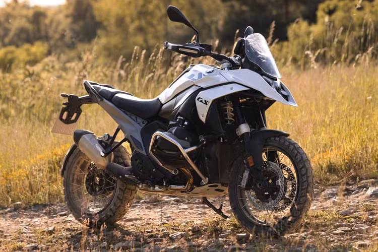 Mẫu xe Adventure BMW R1300 GS 2024 được xem là đối thủ Ducati Multistrada V4 S Grand Tour. BMW R1300 GS 2024 hoàn toàn mới kế thừa những ưu điểm của BMW R1250GS – chiếc Adventure bán chạy nhất và trở thành chuẩn mực của phân khúc xe địa hình. BMW R1300 GS 2024 có trọng lượng nhẹ hơn 12kg so với thế hệ trước, sức mạnh tăng 9 mã lực và sở hữu nhiều công nghệ lần đầu xuất hiện.